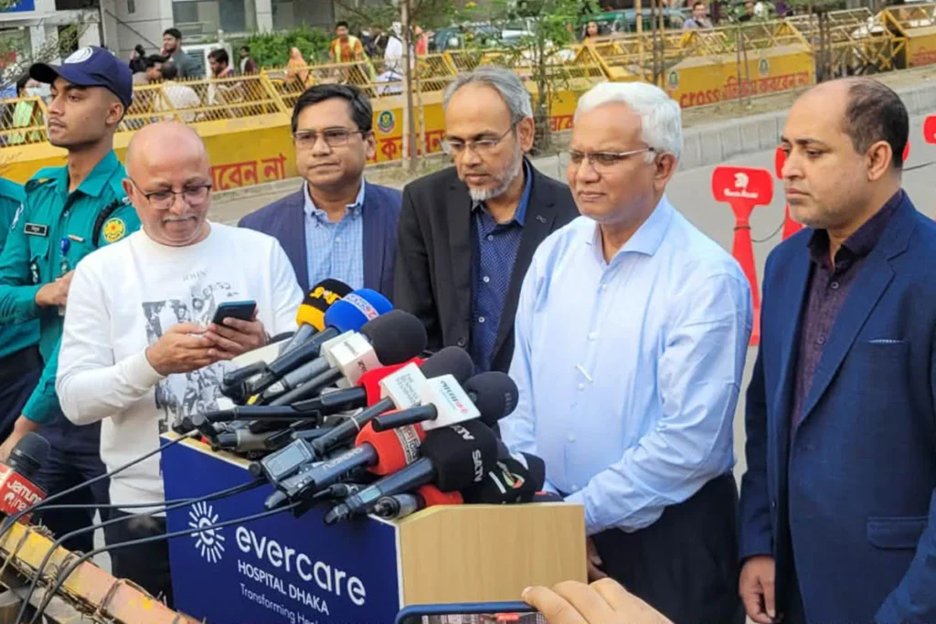 এভারকেয়ার হাসপাতালের সামনে প্রেস ব্রিফিং করেন বিএনপির স্থায়ী কমিটির সদস্য এ জেড এম জাহিদ হোসেন।