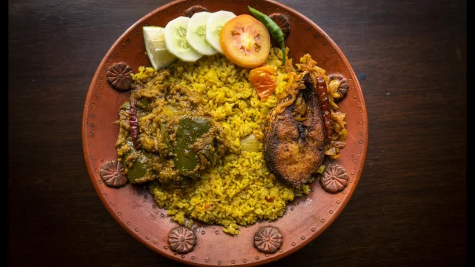 বৃষ্টি নামলেই কেন খিচুড়ি খেতে মন চায়?