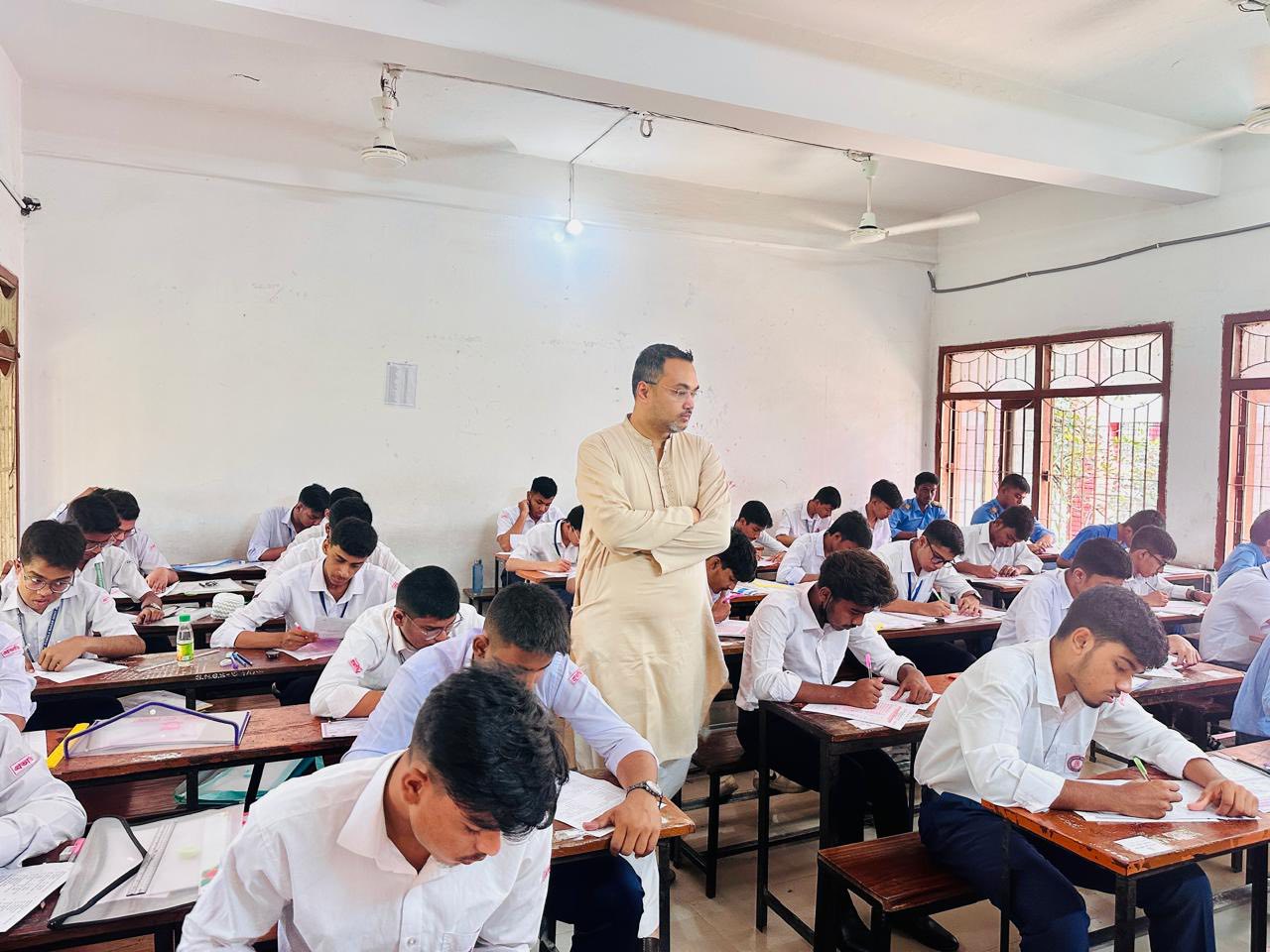 এসএসসি কেন্দ্র পরিদর্শন করে যা বললেন মাহদী আমিন