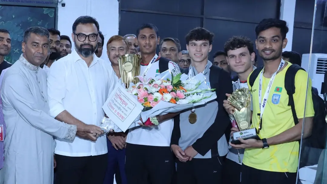 গৌরবের মুকুট পরে দেশে ফিরল রোনানরা, বরণ করলেন প্রতিমন্ত্রী