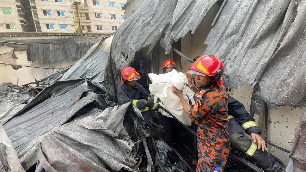 রাজধানীর কেরানীগঞ্জে কারখানায় আগুন, মরদেহ উদ্ধার বেড়ে ৫