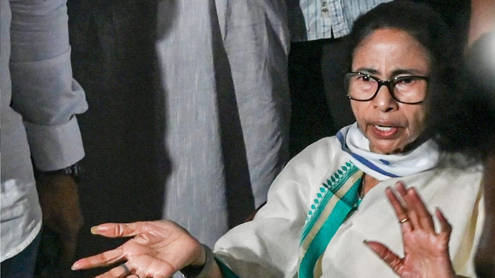ইভিএমে কারচুপির আশঙ্কা: পাহারায় মমতা বন্দ্যোপাধ্যায়