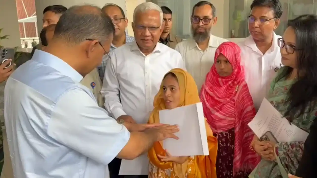 প্রতিবন্ধী তিন ব্যক্তির হাতে নিয়োগপত্র তুলে দিলেন প্রধানমন্ত্রী তারেক রহমান