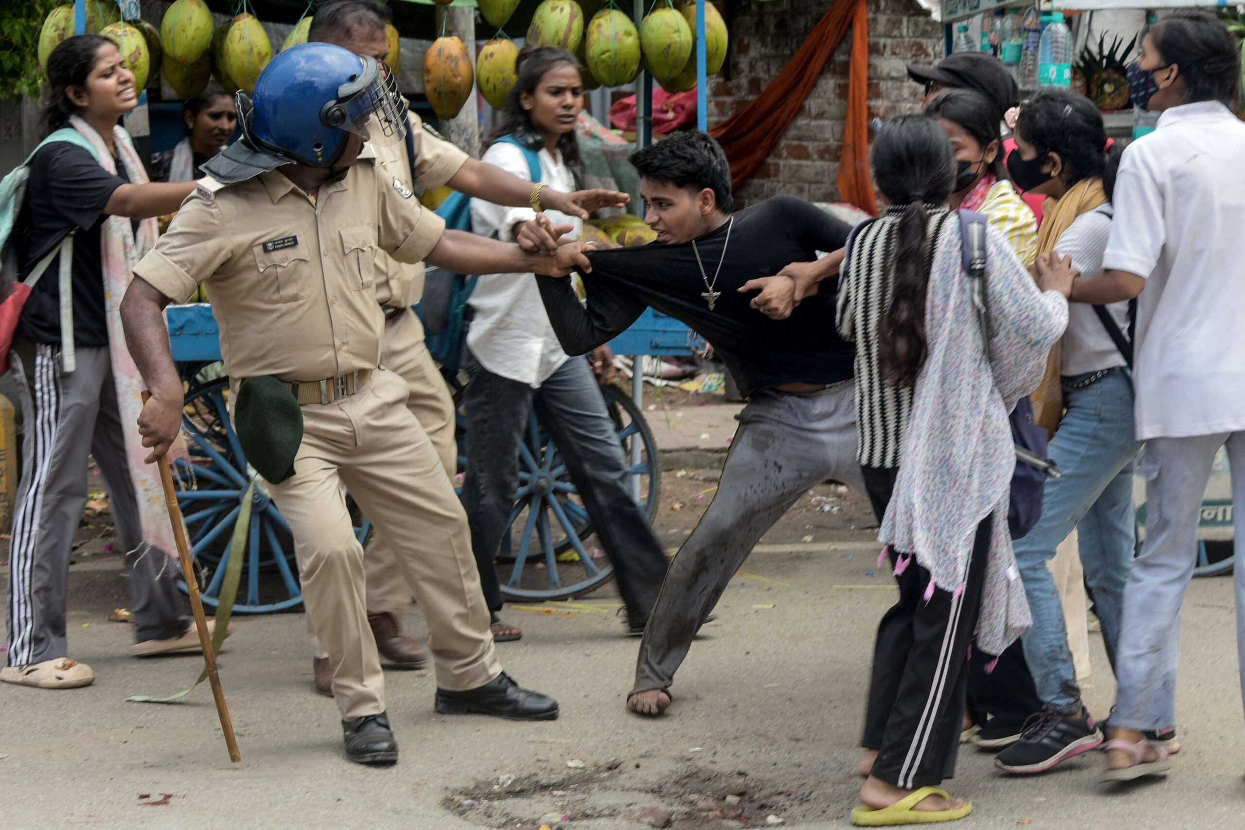 শিক্ষামন্ত্রীর পদত্যাগে অনড় সরকার, আন্দোলন আরও কঠোর করার হুঁশিয়ারি শিক্ষার্থীদের